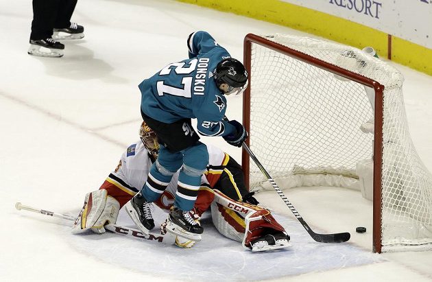 Je rozhodnuto. Joonas Donskoi (27) ze San Jose překonává Davida Ritticha v brance Calgary při samostném nájezdu v utkání NHL.