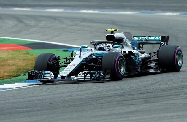 Jezdec Mercedesu Valtteri Bottas v akci během kvalifikace na Velkou cenu Německa F1. Zajel druhý nejrychlejší čas.