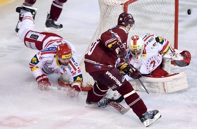 Tomáš Rolinek (uprostřed) ze Sparty, obránce Třince Rostislav Klesla (vlevo) a brankář Peter Hamerlík během čtvrtého semifinále.