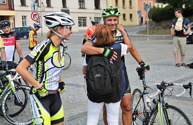 Radek Jaroš se před odjezdem na Kavkaz loučí v Novém Městě na Moravě s maminkou.