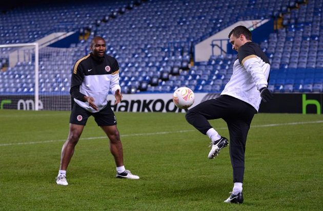 Fotbalisté Sparty Praha David Lafata (vpravo) a Léonard Kweuke během předzápasového tréninku před odvetou utkání Evropské ligy s Chelsea.