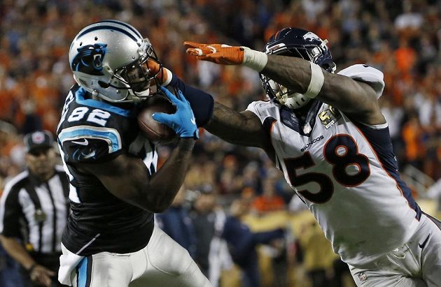 Jerricho Cotchery (82) z Caroliny a Von Miller (58) z Denveru ve druhé půli boje o 50. Super Bowl v Santa Claře.