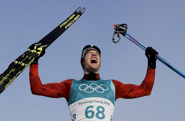 Švýcar Dario Cologna vyhrál jako první běžec na lyžích v olympijské historii potřetí za sebou závod na 15 kilometrů.