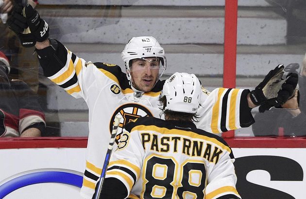 David Pastrňák (88) z Bostonu přijíždí gratulovat ke gólu Bradu Marchandovi (63).