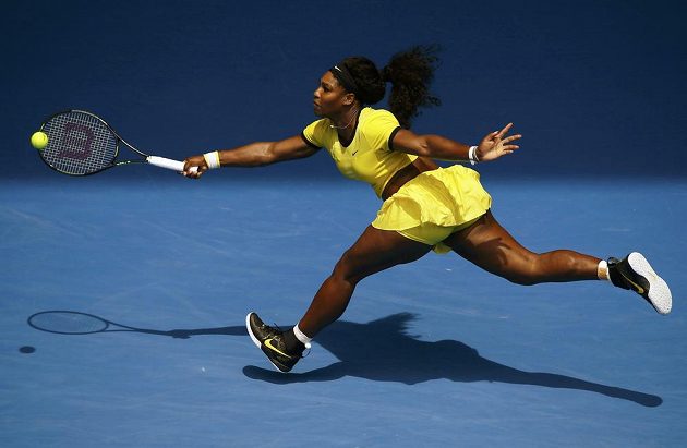 Američanka Serena Williamsové dobíhá míček v zápase s Marií Šarapovovou ve čtvrtfinále Australian Open.
