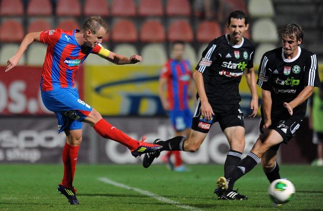 Obránce David Limberský střílí čtvrtý gól Plzně v utkání 2. kola Gambrinus ligy v Příbrami.