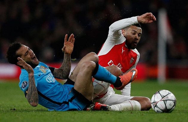 Barcelonský bek Dani Alves (vlevo) v souboji se záložníkem Arsenalu Francisem Coquelinem.