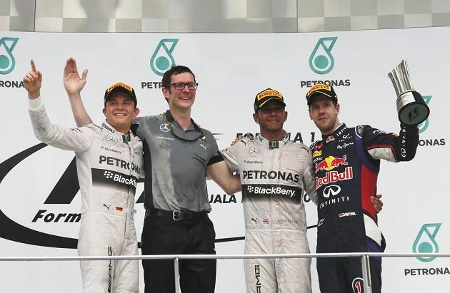 Pilot Nico rosberg, šéfinženýr Mercedesu Andrew Shovlin, Lewis Hamilton a Sebastian Vettel z Red Bullu.