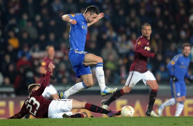 Gary Cahill z Chelsea (nahoře) přeskakuje Ladislava Krejčího ze Sparty, který se mu snaží sebrat míč.