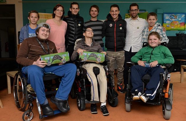 Fotbalisté Sparty Praha Mario Holek a Lukáš Vácha na návštěvě u klientů Jedličkova ústavu.