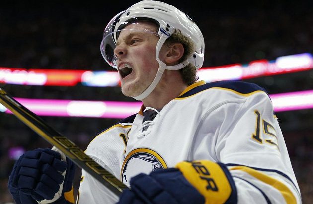Útočník Jack Eichel z Buffala Sabres prožil parádní večer v zápase NHL proti Bostonu Bruins.