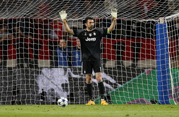 Brankář Juventusu Gianluigi Buffon během úvodního semifinále Ligy mistrů