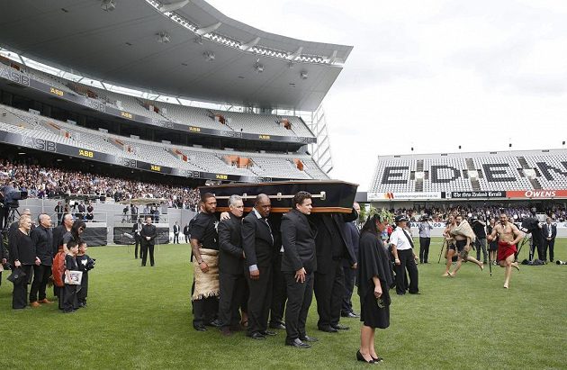 Pohřeb legendárního bývalého novozélandského ragbisty Jonaha Lomu v Eden Parku v Aucklandu, za rakví jeho manželka a dva synové.