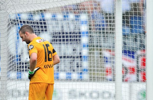 Brankář Liberce Přemysl Kovář zpytuje svědomí po hrubce, jež předcházela gólu mladoboleslavského Fabiána.