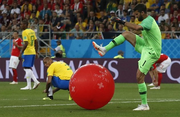 Nejen s fotbalovým balónem musel během utkání se Švýcarskem bojovat brazilský gólman Alisson...