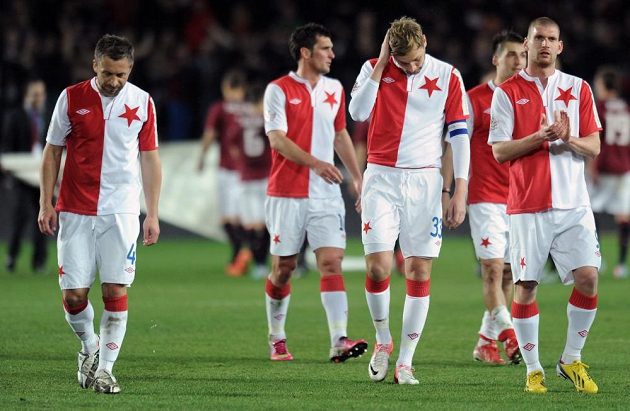 Zklamaní hráči Slavie Praha. Zleva David Hubáček, Martin Fenin, David Škutka a Martin Juhar po utkání na Letné.