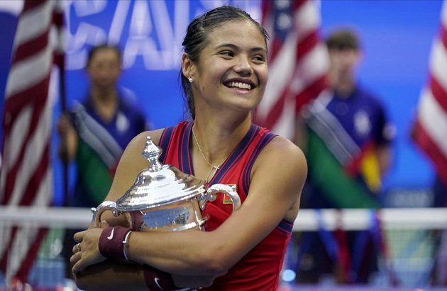 It's mine and I won't give it to anyone!  Emma Raducanu with a trophy for the US Open winner.