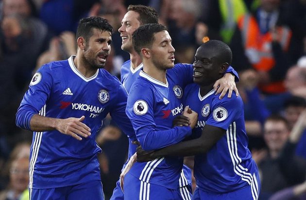 Fotbalisté Chelsea se radují z gólu, který vstřelili do sítě Manchesteru United.