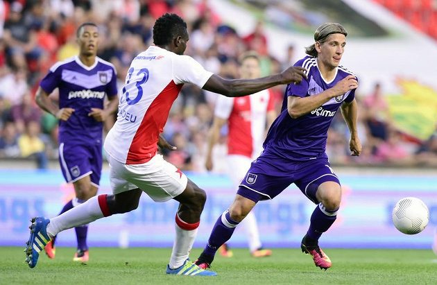Úvodní utkání play off Evropské ligy. Zleva v popředí Michael Ngadeu ze Slavie a Dennis Praet z Anderlechtu.