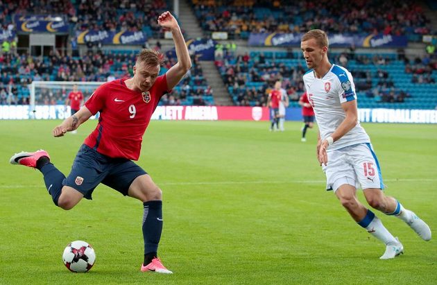 Alexander Toft Soderlund z Norska se snaží odcentrovat přes Tomáše Součka (vpravo).