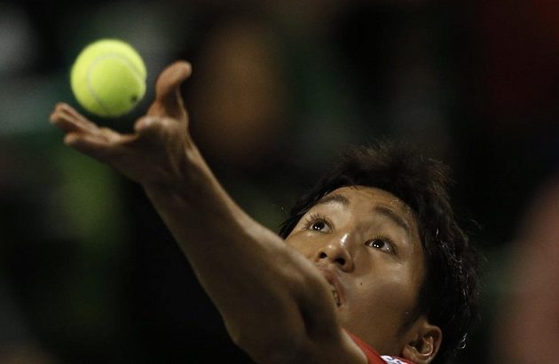 Japonský tenista Učijama podává v zápase proti českému reprezentantovi Rosolovi.