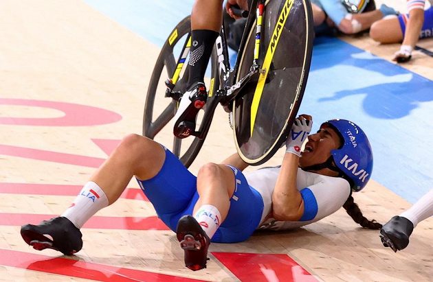 Děsivý moment z olympijského závodu ve scratchi. Egypťanka Ebtissam Ahmedová přejíždí kolem přes ležící Italku Elisu Balsamovou.