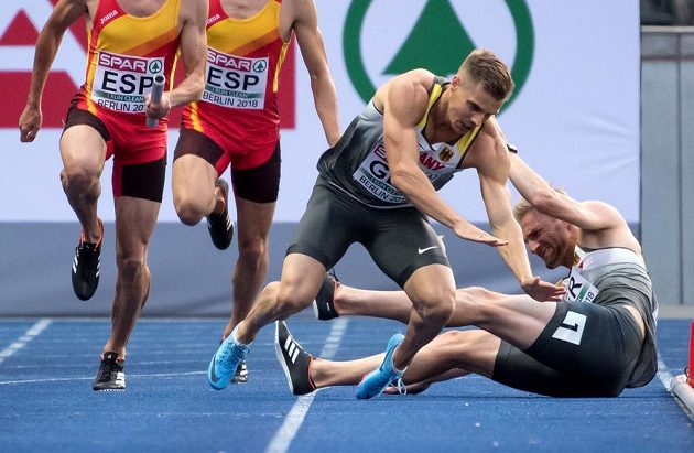 Konec německé štafety 4x100 m v rozběhu. Lucas Jakubczyk (vpravo) a Julian Reus měli kolizi.