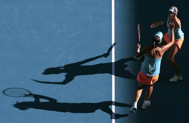 Plácnutí Andrey Hlaváčkové (nahoře) s Pcheng Šuaj po vítězném míčku ve finále ženské čtyřhry na Australian Open.