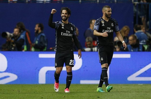 Isco (vlevo) z Realu zařídil důležitý gól proti Atlétiku, na snímku je dále Karim Benzema.