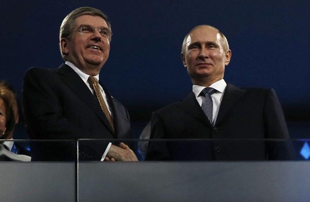 Předseda MOV Thomas Bach (vlevo) a ruský prezident Vladimir Putin při zakončení her v Soči.