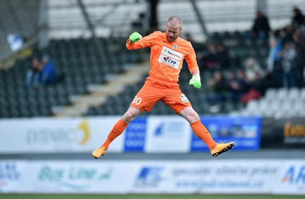 Brankář Jablonce Vlastimil Hrubý se raduje z druhého gólu svého týmu proti Spartě.