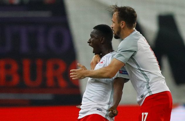 Amadou Haidara (vlevo) a Andreas Ulmer ze Salcburku se radují z gólu proti Marseille.