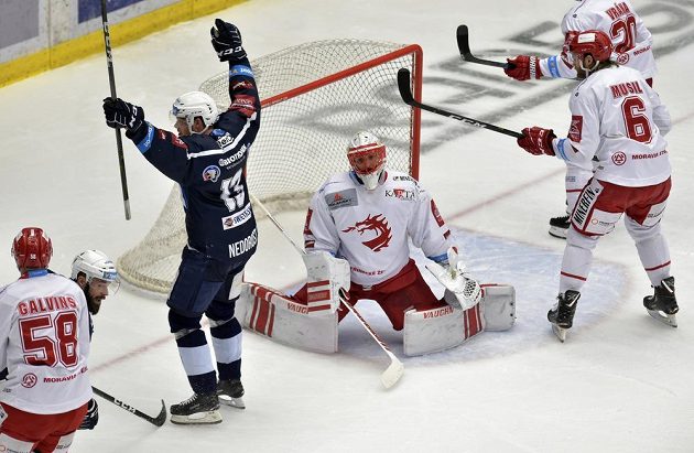 Plzeňský útočník Milan Gulaš (druhý zleva) poté, co překonal Šimona Hrubce v brance Třince. S rukama nad hlavou se raduje Václav Nedorost z Plzně.