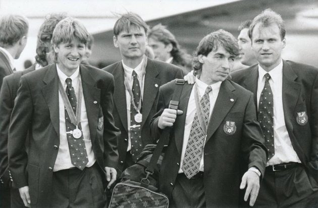 Slavný návrat vicemistrů Evropy 1996 - zleva Michal Horňák, Luboš Kubík, Jiří Němec a Václav Němeček.