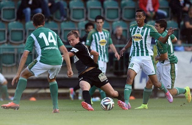 Jablonecký záložník Jan Kopic (uprostřed) a Jhon Mosquera z Bohemians (vpravo).