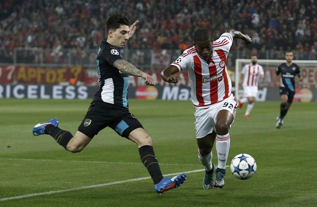 Hector Bellerin (vlevo) z Arsenalu se snaží zastavit Sebu z Olympiakosu Pireus.