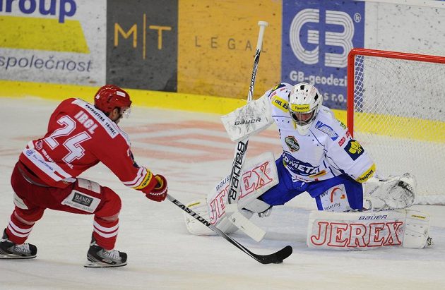 Třinecký útočník Zbyněk Irgl dává gól brněnskému brankáři Marku Čiliakovi v utkání 10. kola Tipsport extraligy.