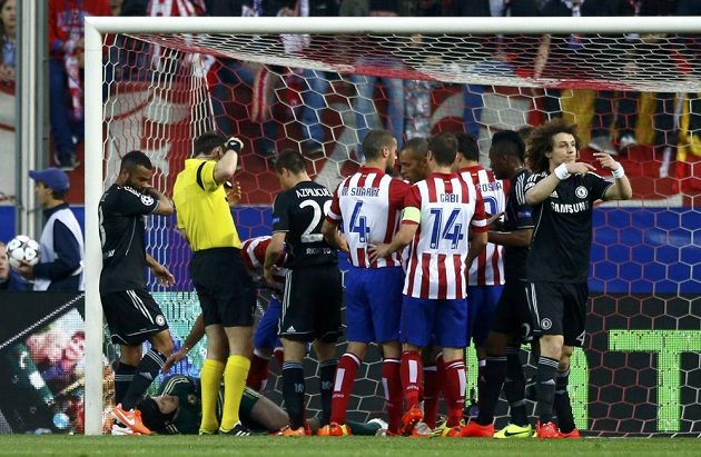 Zraněný gólman Chelsea Petr Čech se svíjí na zemi v úvodním semifinále Ligy mistrů na stadiónu Atlétika Madrid.