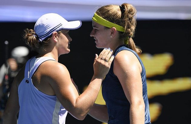 Šťastná česká tenistka Karolína Muchová. Na grandslamovém Australian Open si zahraje semifinále, vyřadila světovou jedničku Asleigh Bartyovou. Ta jí gratuluje po utkání k postupu.