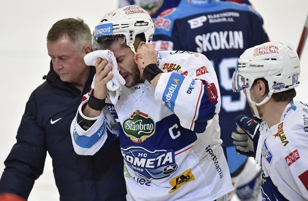 Kapitán domácí Komety Leoš Čermák opouští led po zásahu pukem při utkání s Chomutovem.