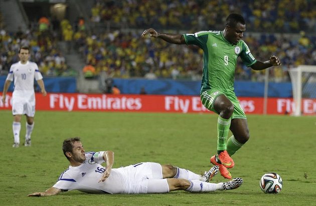 Nigérijec Emmanuel Emenike (vpravo) uniká bosenskému obránci Senadu Luličovi.