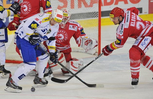 Zleva Jan Hruška z Brna, brankář Třince Šimon Hrubec a kapitán Třince Rostislav Klesla v utkání 36. kola.