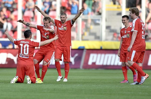Pavel Horváth (vlevo) se raduje s Davidem Limberským (druhý zleva) a Janem Rezkem ze vstřeleného gólu ve svém rozlučkovém zápase s kariérou.