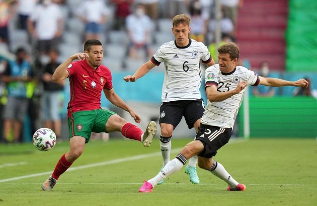 Portugalec Raphael Guerreiro (vlevo) v souboji s Thomasem Müllerem (25) v utkání evropského šampionátu ve fotbale.