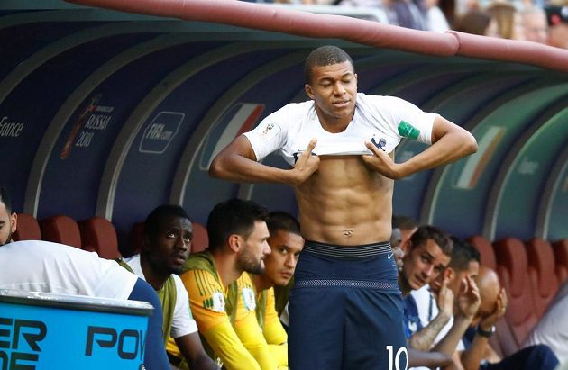 Francouz Kylian Mbappé se chystá naskočit jako náhradník do souboje s Dány.