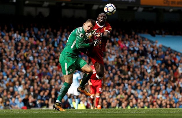 Sadio Mané (vpravo) z Liverpoolu ostře zajel do brankáře Manchesteru City Edersona.