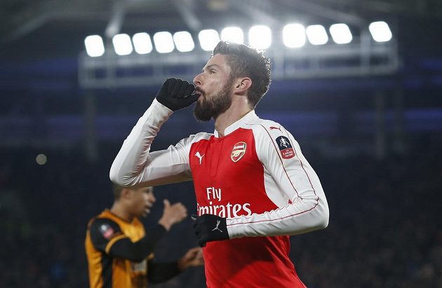 Olivier Giroud slavil gól proti Hullu s palcem v puse coby vzpomínku na svého čerstvě narozeného druhého potomka.