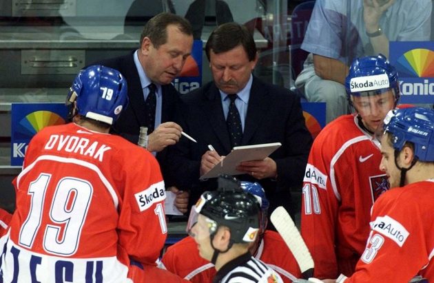 Trenéři Vladimír Martinec a Josef Augusta vybírají hráče pro samostatné nájezdy ve čtvrtfinálovém zápase se Švédskem. Mistrovství světa v ledním hokeji 2001 v Německu.