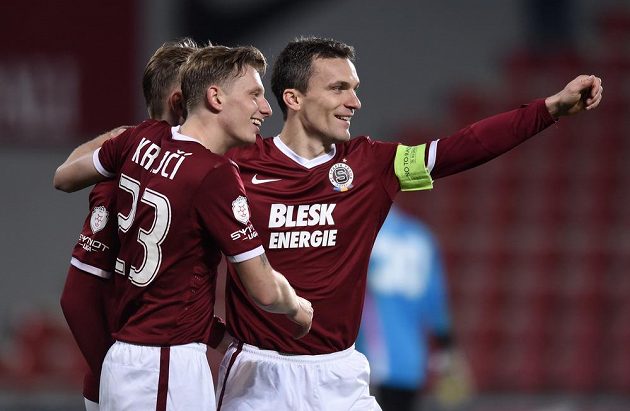 Fotbalisté Sparty Praha Ladislav Krejčí, Bořek Dočkal a David Lafata oslavují gól v zápase s Českými Budějovicemi.