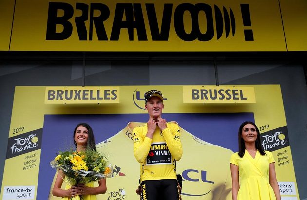Mike Teunissen z NIzozemska na stupních vítězů po pRvní etapě Tour de France.